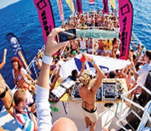 Catamarán con Fiesta en Ibiza 4 Horas