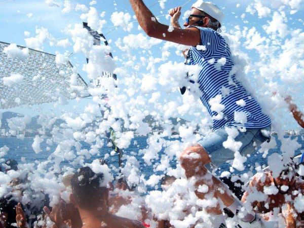 Catamarán con Fiesta Ibiza