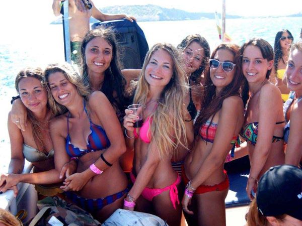 Catamarán con Fiesta Ibiza