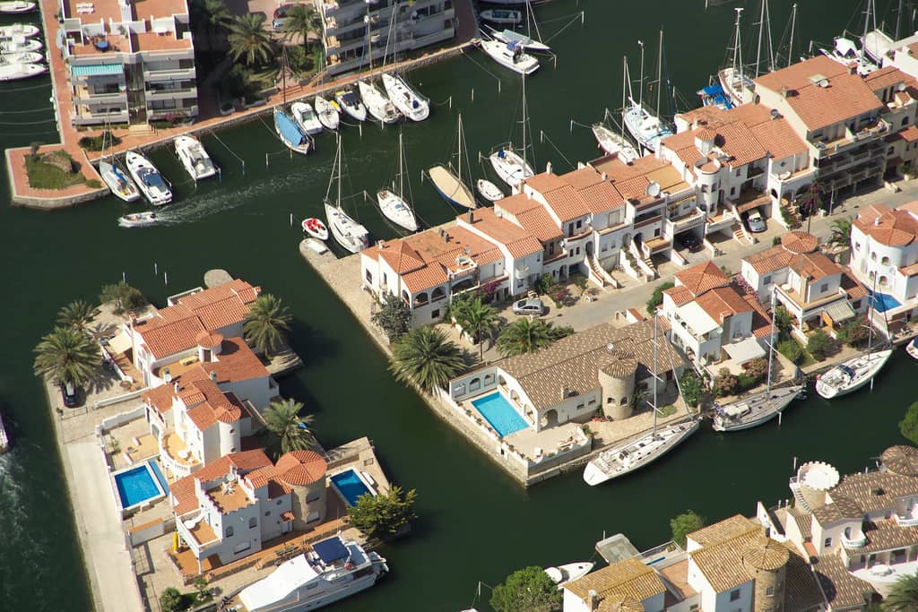 Alquiler y paseo en barco por los Canales de Empuriabrava con Hotel - Alojamientos en Empuriabrava