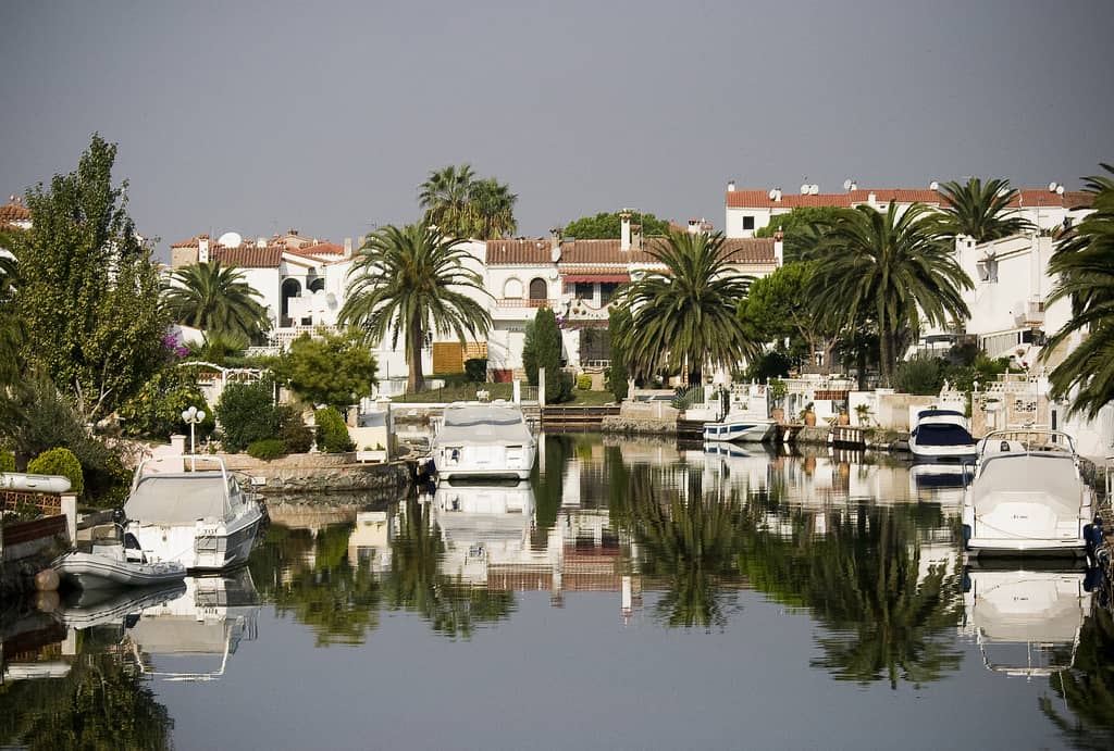 Alquiler y paseo en barco por los Canales de Empuriabrava con Hotel - Alojamientos en Empuriabrava